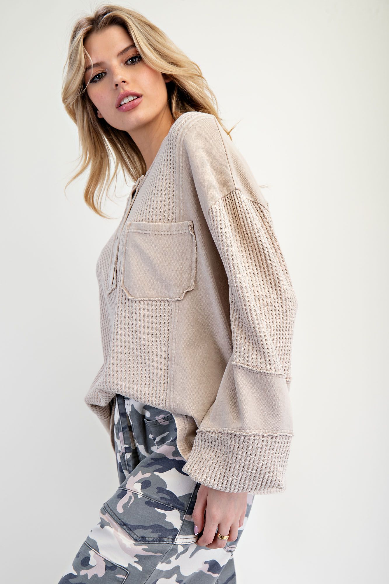 Oona THERMAL KNIT MINERAL WASHED HENLEY TOP-Mushroom