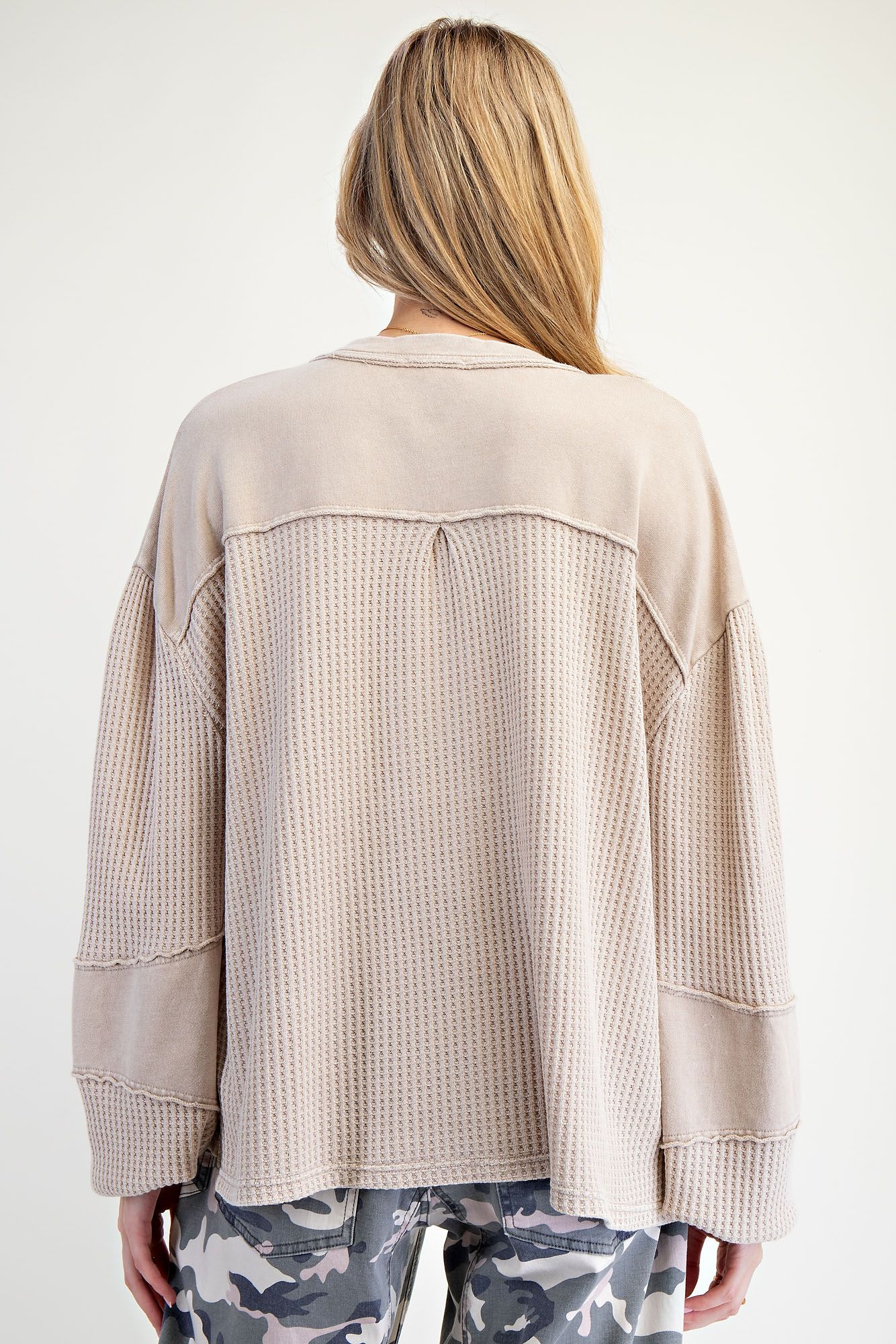 Oona THERMAL KNIT MINERAL WASHED HENLEY TOP-Mushroom