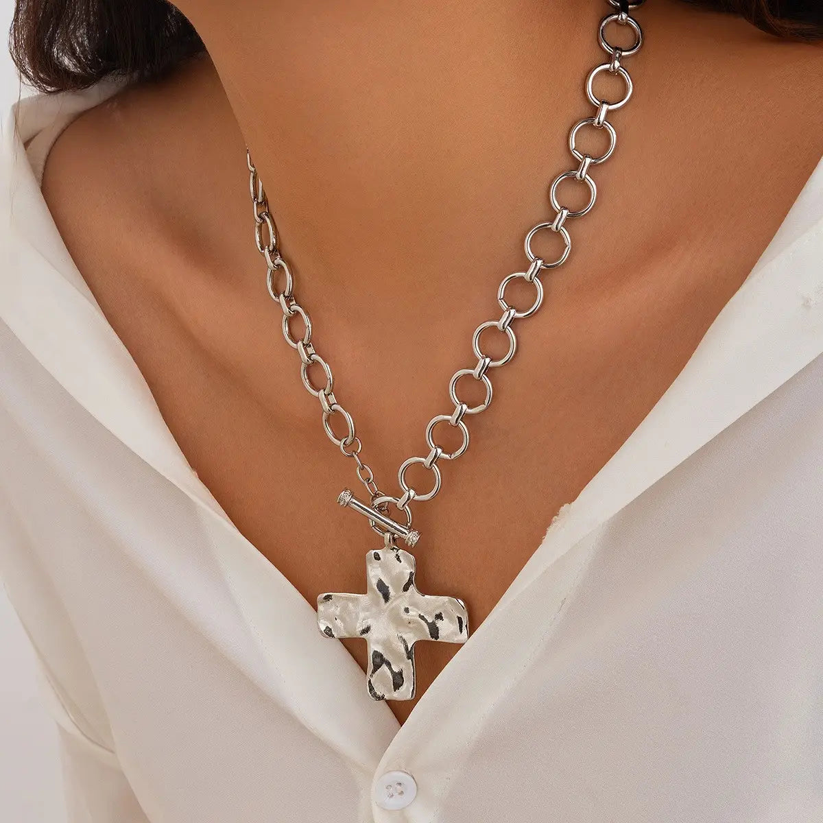 Notable Hammered Cross Front Toggle Necklace |-Silver