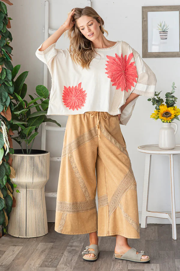 Della WASHED 3D FLOWER BOXY KNIT TOP-Cream