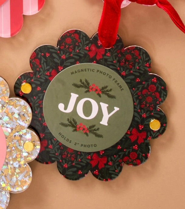Scalloped Round Picture Frame Ornament-A Merry Moment