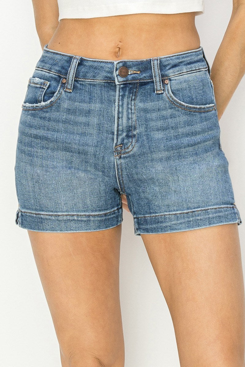 HIGH RISE SIDE SLIT BASIC SHORTS-Medium