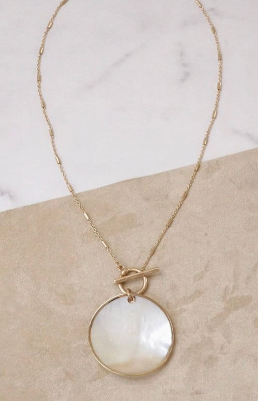 Minimalist Boho Short Gold Necklace with Golden Framed Round Shell