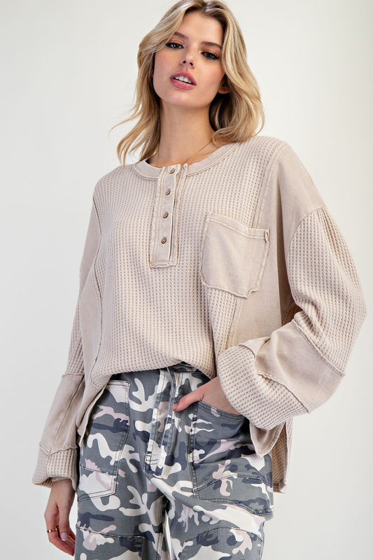 Oona THERMAL KNIT MINERAL WASHED HENLEY TOP-Mushroom